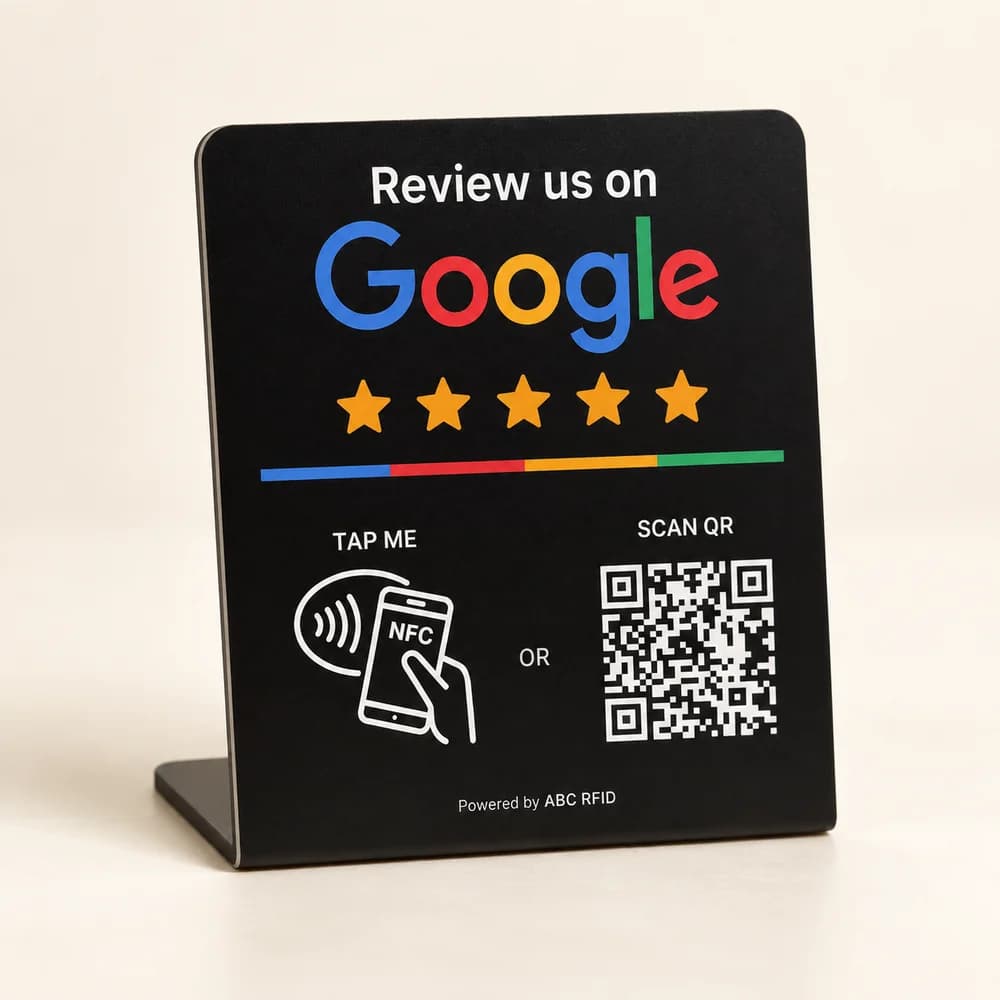 صورة توضيحية لستاند تقييم Google الكبير بتقنية NFC ورمز QR مطبوع